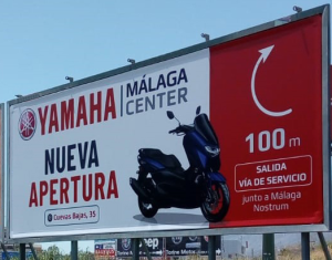 En la imagen aparece una valla publicitaria de una promoción de motos de Yamaha