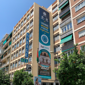 En la imagen aparece la campaña de publicidad exterior, específicamente una lona publicitaria de Faiconecta, empresa dedicada al sector inmobiliario.