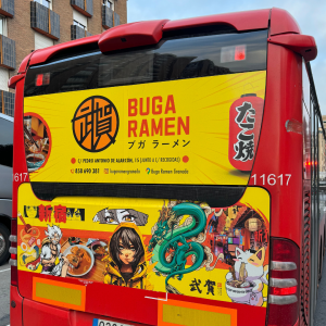 En la imagen se muestra la campaña publicitaria en autobuses del restaurante japonés Buga Ramen.