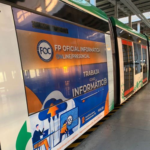 El video muestra la publicidad en Granada en el tranvía metropolitano de Granada